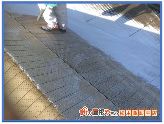 松本市屋根葺き替え工事　ルーフィング上掃除